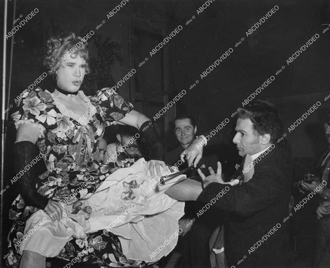 crp-06191 1942 candid Fritz Feld uses Joe E Brown's leg as violin substitute film Shut My Big Mouth crp-06191