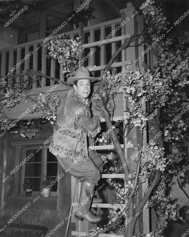 crp-06237 1942 Joe E Brown climbing the trellis film Shut My Big Mouth crp-06237