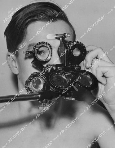 crp-00691 Dec 10 1940 WWII news photo would be flyer Raymond Walsh gets eye optometry phoroneter test crp-00691