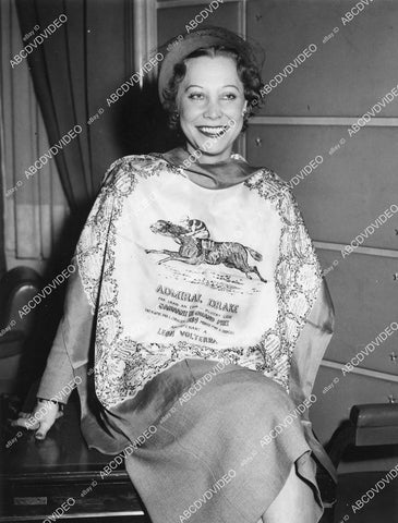 crp-00700 1952 news photo horse racing owner MME Leon Volterra of Paris w shawl bearing horse Admiral Drake crp-00700