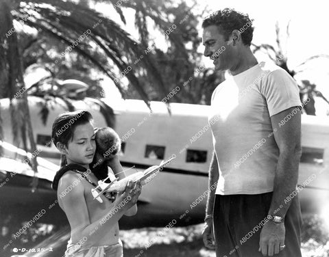 crp-07182 1950 Jon Hall w native boy w monkey & toy airplane film On the Isle of Samoa crp-07182