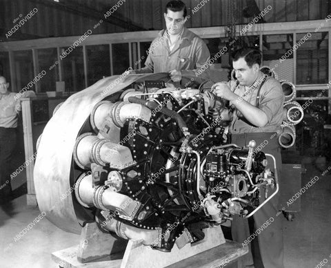 crp-07562 1945 aviation Super G-E jet engine w technicians for Lockheed P-80 Shooting Star crp-07562
