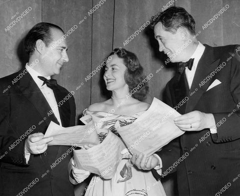 crp-07601 1949 Olivia de Havilland w directors Roberto Rossellini & John Huston NY Film Critics Awards crp-07601