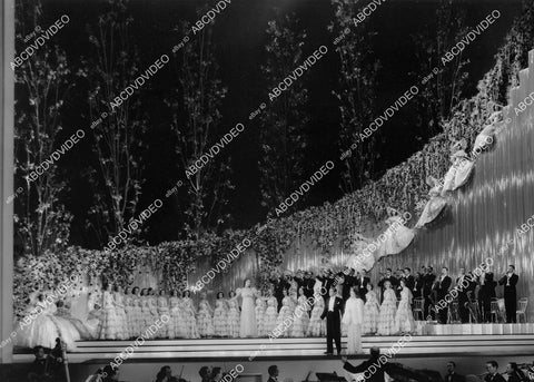 crp-07747 1938 long shot entire cast on stage big musical number film Everybody Sing crp-07747