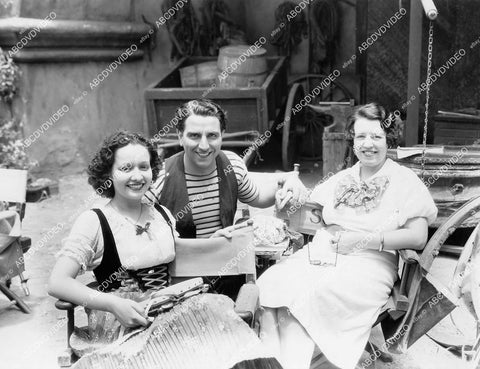 crp-08112 1935 Carmen Rio, Enrico Caruso Jr, Mrs Enrico Caruso film El Cantante de Napoles crp-08112