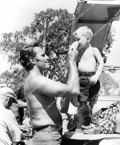 crp-08214 1958 candid Charlton Heston and son on set film The Big Country crp-08214