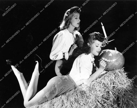 crp-08230 1943 sexy Halloween pinup Anita Louise, Nan Wynn carve a pumpkin jackolantern crp-08230