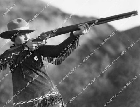 crp-00825 1927 Marjorie Daw taking aim w her rifle silent film Spoilers of the West crp-00825
