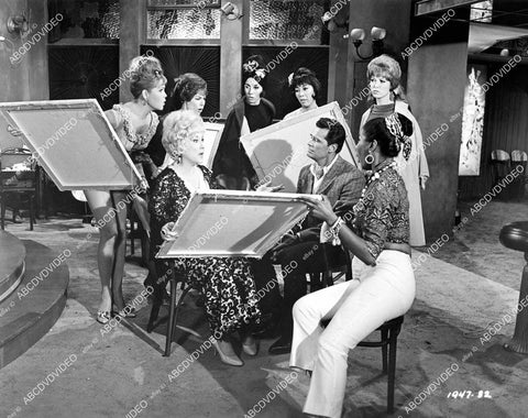 crp-08648 1965 James Garner, Ethel Merman, Sharon Shore, Nancy Martin, Astrid De Brea, Miiko Taka, Victoria Carroll, Dawn Villere fillm The Art of Love crp-08648