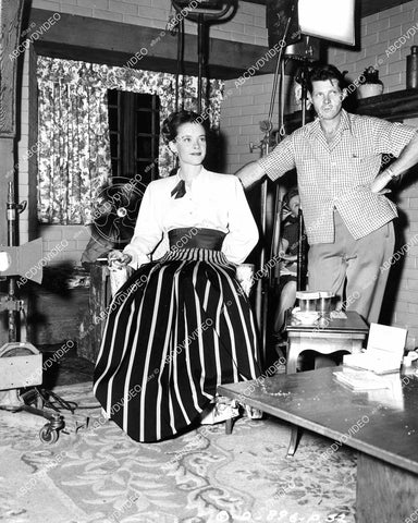 crp-08755 1948 candid Susan Peters, prop man Stuart Stevenson film The Sign of the Ram crp-08755