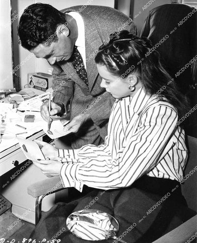 crp-08756 1948 candid Susan Peters, makeup man Clay Campbell design lips film The Sign of the Ram crp-08756