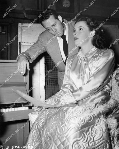 crp-08766 1948 Richard Quine visits Jean Peters on set film The Sign of the Ram crp-08766