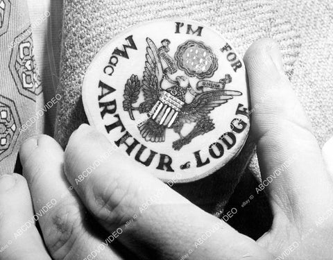 crp-00878 1944 politics Wooden Campaign Buttons for Gen Douglas MacArthur & Henry Cabot Lodge crp-00878