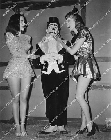 crp-00903 1943 a clown w sexy babes in high heels & short skirts Universal film Pittsburgh crp-00903