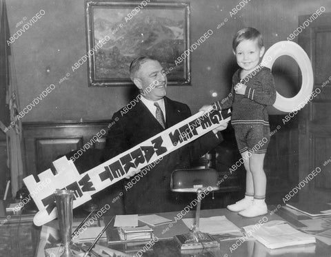 crp-00921 1934 child star Baby Leroy gets Key to the City mayor Los Angeles Howard Davis crp-00921