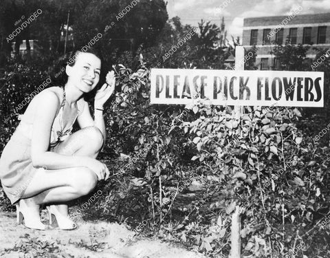 crp-00929 1941 Pueblo Colorado Barbara Harlan follows instructions and Please Pick Flowers State Hospital crp-00929
