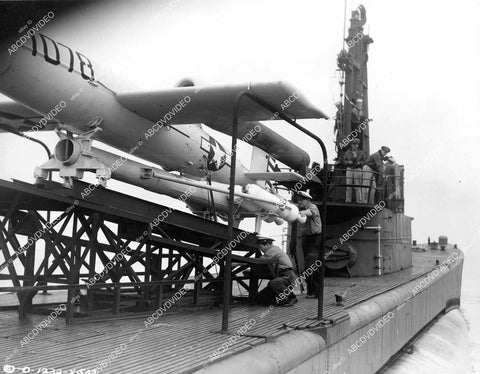 crp-09393 1950 Glenn Ford & Joe Sawyer examine rocket film The Flying Missile crp-09393