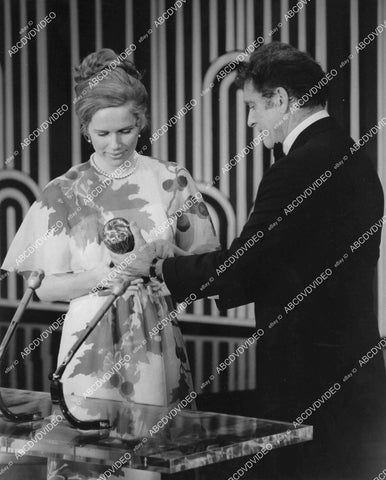 crp-00960 43rd Annual Academy Awards Liv Ullman gets Thalberg Award from Burt Lancaster crp-00960