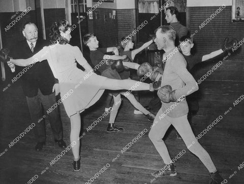 crp-00992 1939 French Boxing revived in Paris Prof Charlemont in the gym training folks crp-00992