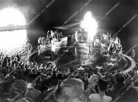 crp-09979 1979 Cynthia Wood, Colleen Camp arrive in Playboy helicopter film Apocalypse Now crp-09979