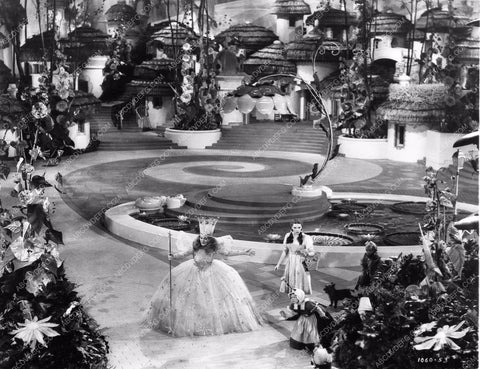 Judy Garland Billie Burke munchkins The Wizard of Oz woo810-07